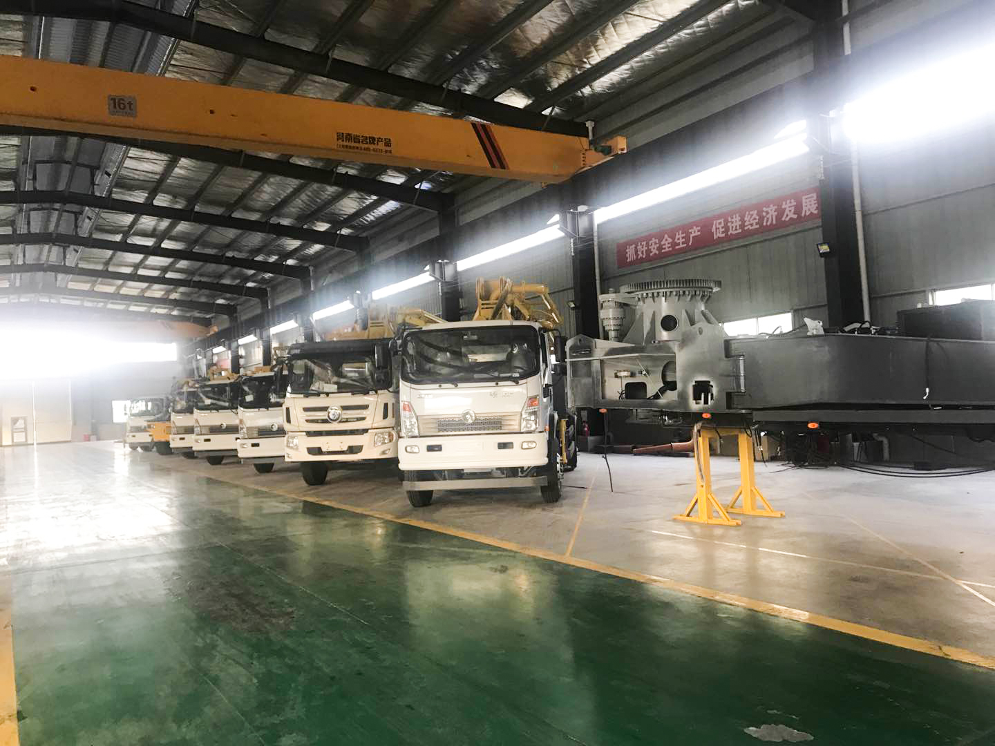 三民重科攪拌車載泵在湘西鳳凰助力渠道施工